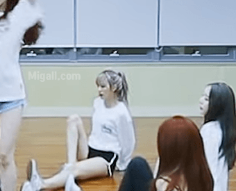 연습실에서 루다.gif | 인스티즈