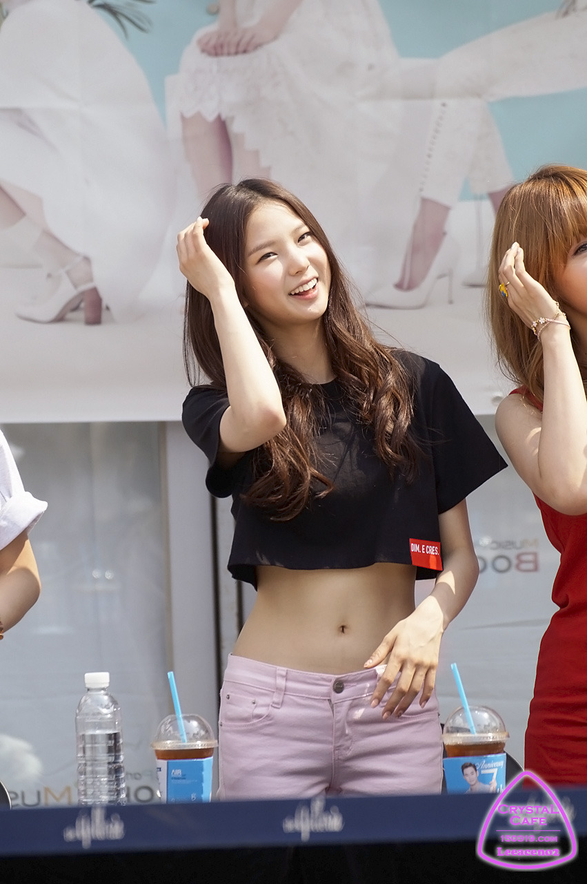 CLC 유진 크롭티에 드러난 허리라인 | 인스티즈