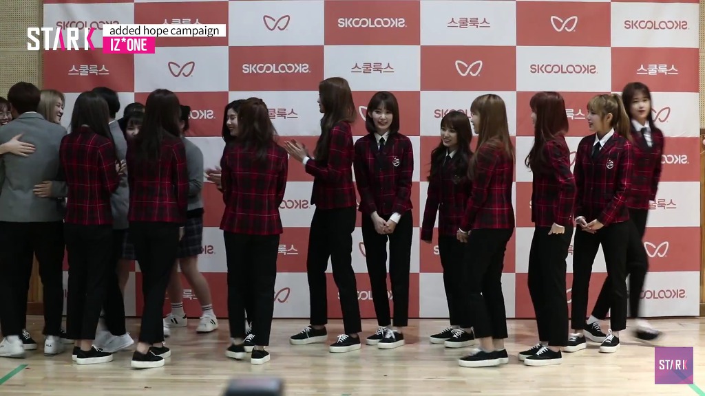 아이즈원 악수에 포옹까지 충격.gif | 인스티즈
