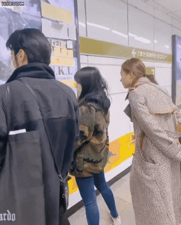 지하철 전광판에 포스트잇 붙이는데 그 연예인이 뒤에서 보고 있음.jpg | 인스티즈