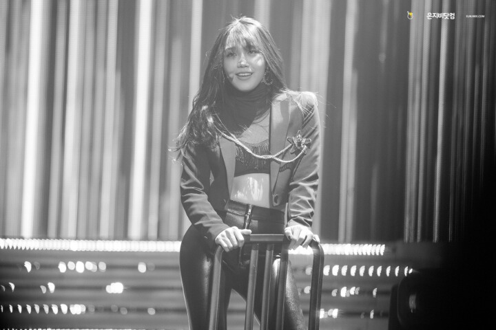 손나 가죽 바지.gif | 인스티즈