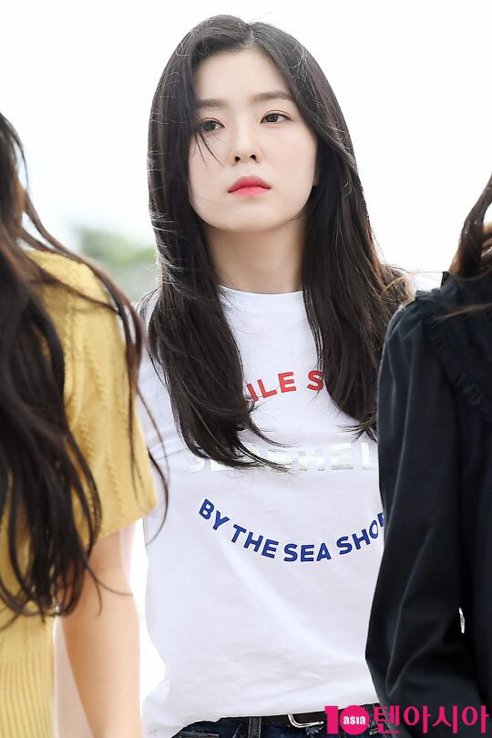 바람 부는 공항의 아이린.jpg | 인스티즈