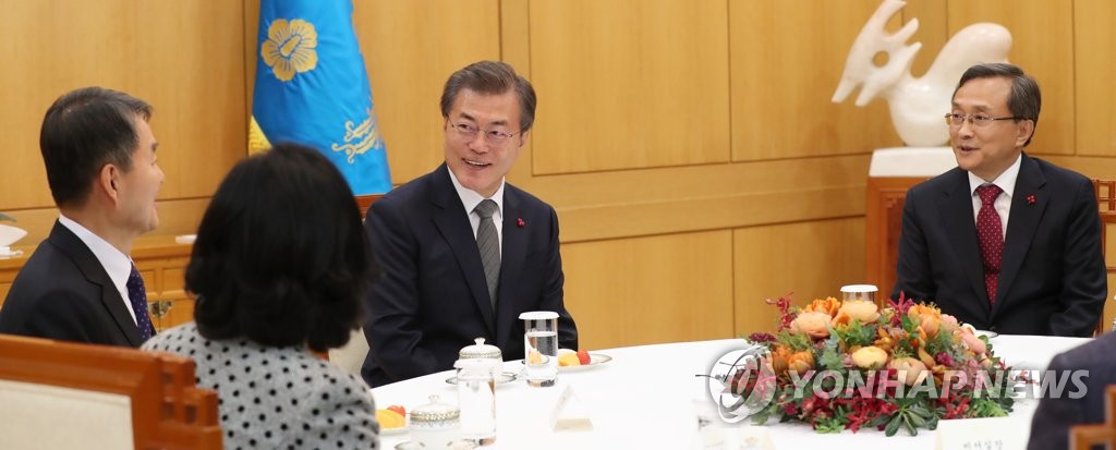 헌법재판관+헌재소장에게 임명장 수여하는 문재인 대통령 | 인스티즈