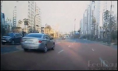 왕복 6차선을 가로질러 질주하는 어린이.gif | 인스티즈