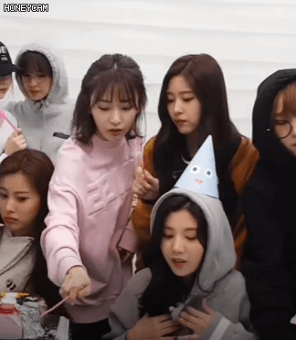 아이즈원 사쿠라에게 슈팅스타 설명해주는 민주.gif | 인스티즈