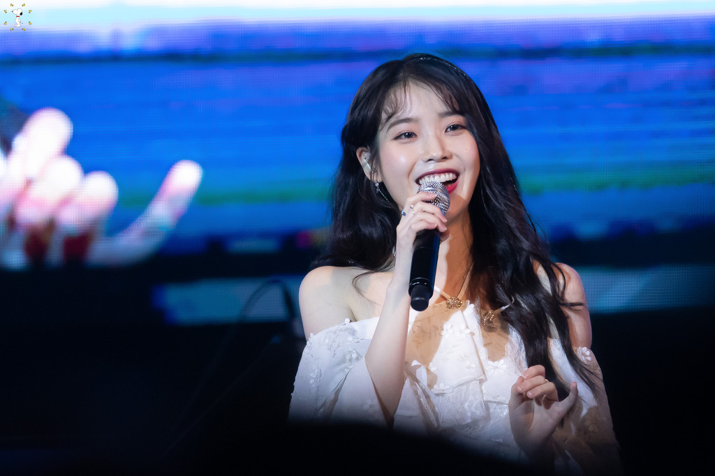 190517 아이유 dlwlrma - 금요일에 만나요 + 삐삐 + 봄 사랑 벚꽃 말고 + 너의 의미 + 좋은 날+ 레옹 + 팔레트 + 밤편지 연세대 아카라카 | 인스티즈