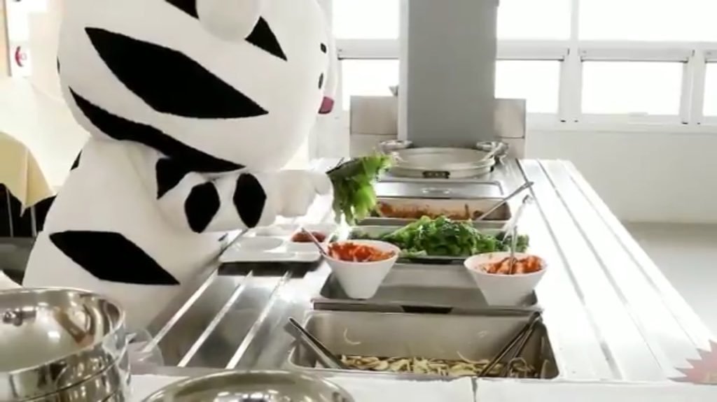 덩치땜에 혼밥할수밖에 없는 수호랑 | 인스티즈