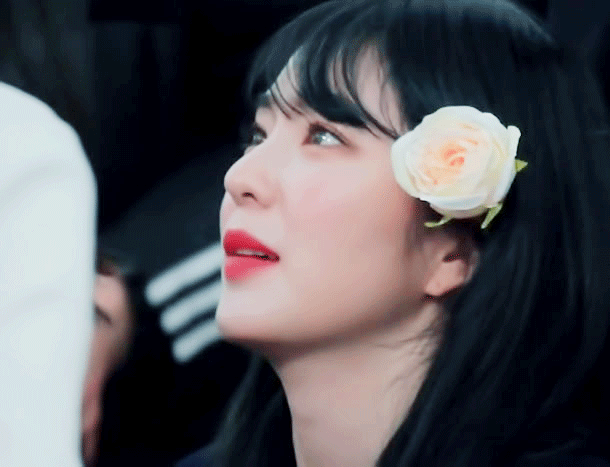 올려다보는 아이린.gif | 인스티즈