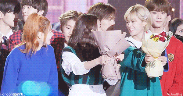 정연 앞에서 예쁜 척하는 다현.gif | 인스티즈