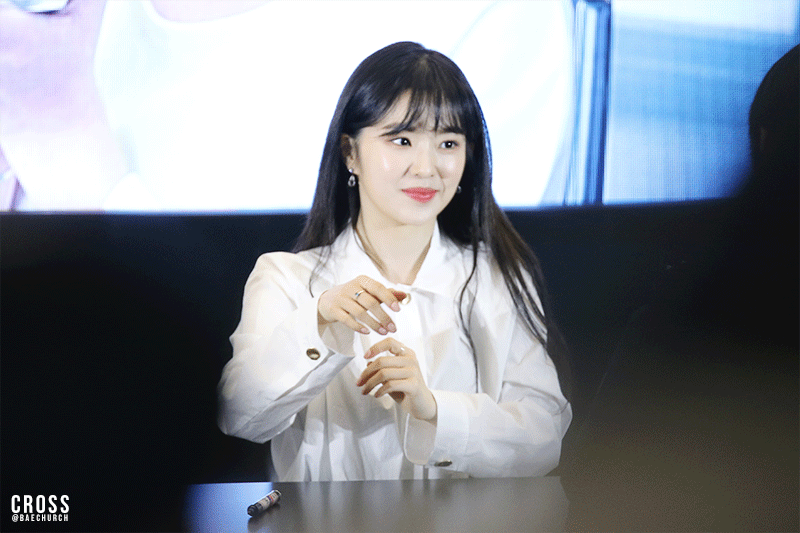 가오나시를 보고 당황한 아이린.gif | 인스티즈