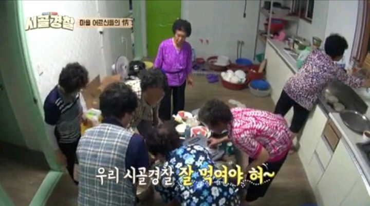 곧 끝난다는 시골경찰위해 복날맞이 잔치 해주신 마을 어르신들 | 인스티즈