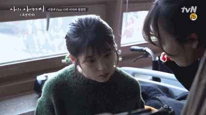 수화 연습하는 아이유.gif | 인스티즈