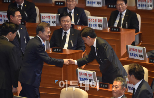 시정연설 마치고 자유한국당 찾아 악수하는 문재인 대통령 | 인스티즈